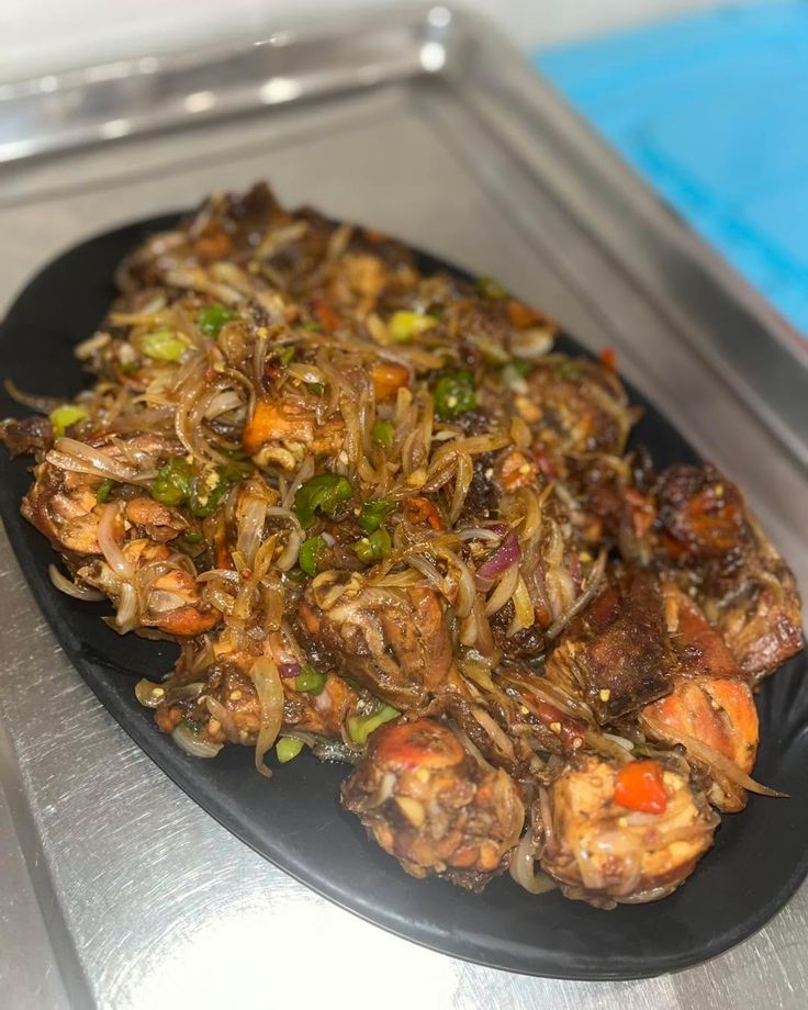 lapin entier sauté + Acomp riz ou attieke